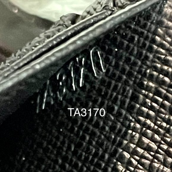 Louis Vuitton - Picture 3 of 12